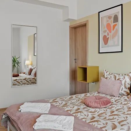 Ultracentral Dreamland 3 Bdrm Бухарест