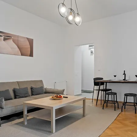 Апартаменти Ultracentral Dreamland 3 Bdrm *